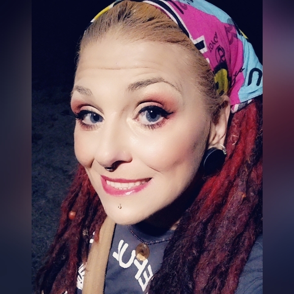 Meet your Posher, April - Picture 2 of 3